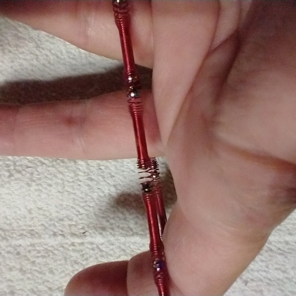 Red spring stretch bangle bracelet - Picture 4 of 4
